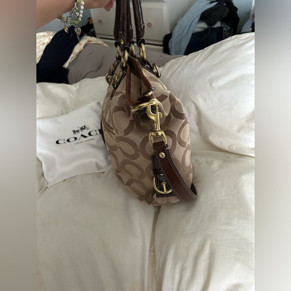 Medium sized Coach purse - Picture 6 of 11